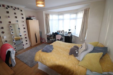 8 Bed Detached House, Ripstone Gardens, SO17 - Photo 3