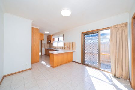 Convenient and Spacious Family Home in Glen Waverley - Photo 5