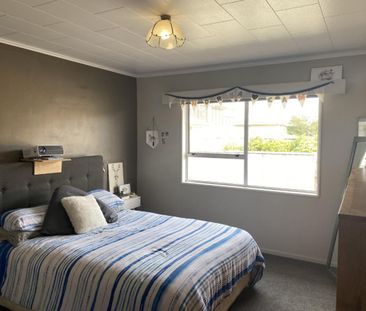 Perfectly Located, Tidy, Semi Modern Living - Photo 4