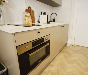 New build luxury apartment with bills included seconds from beach - Photo 5