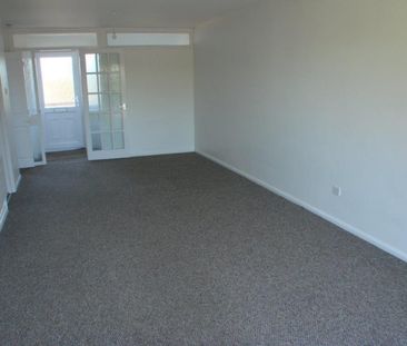 2 bedroom Flat To Let - Photo 3