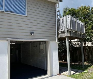 Sunny, modern and private 2bdrm unit with sea view - Photo 3