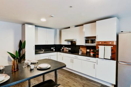 Classic 4 Bed Apartment - Photo 3