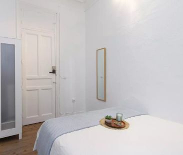 Room in a shared 11-bedroom apartment for rent in Sol - Photo 3