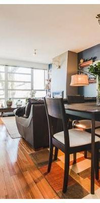 Beautiful, bright 1 bed+den apartment in Kitsilano - Photo 1