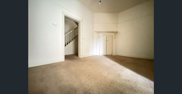 3 bedroom double-storey townhouse in the heart of South Melbourne Available for Lease! - Photo 1