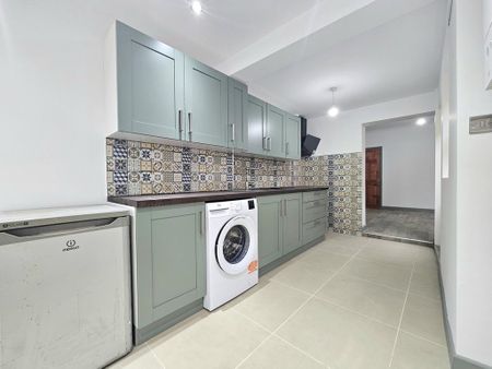 3 bedroom end of terrace house to rent - Photo 4