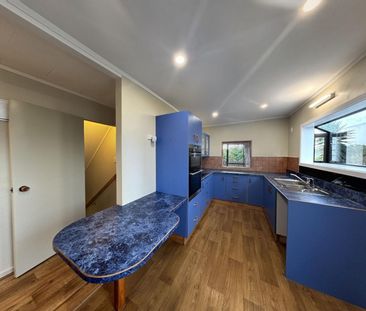 Raumati Beach - 4 Bedrooms - Photo 3