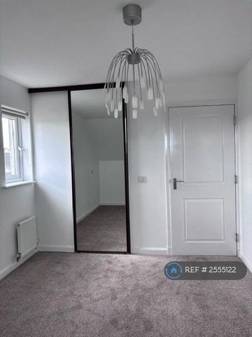 3 bedroom end of terrace house to rent - Photo 2