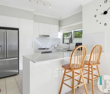 Stylish & Spacious Three-Bedroom Townhouse in Prime Location - Photo 4