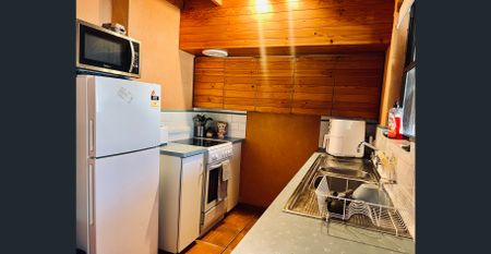 A fully furnished, equipped property opposite Cottesloe Beach + access to a swimming pool - - Photo 5