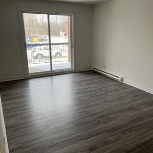 5 1/2 Rénové à Louer - Photo 3