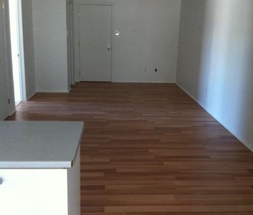 Grand 4 1/2 impeccable 1er étage à louer - Photo 2