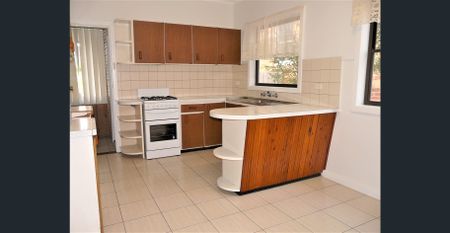 Three bedroom home with family yard - Photo 2