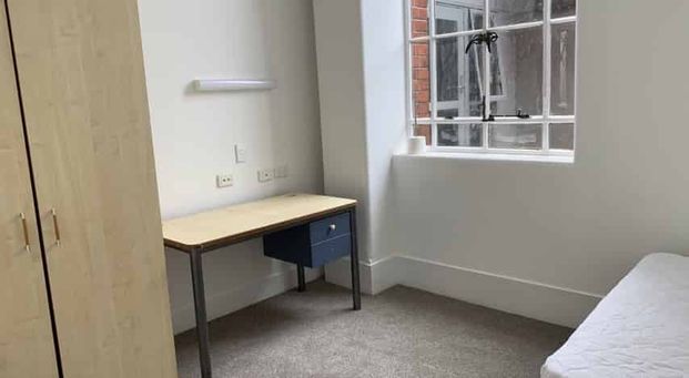 Easy Living - Grand Central Station - Photo 1