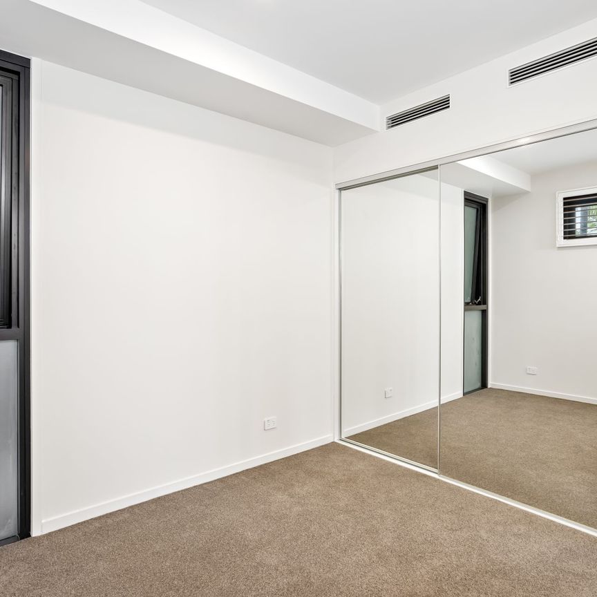 Spacious Modern Apartment in great Inner City Location - Photo 1