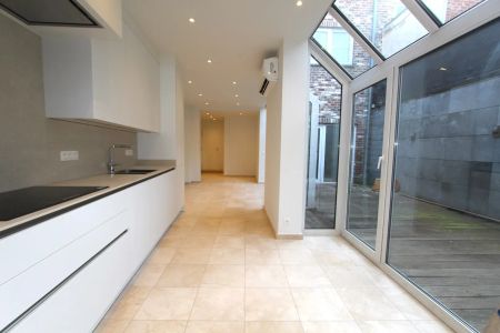 GELIJKVLOERS APPARTEMENT IN HET CENTRUM - Photo 3