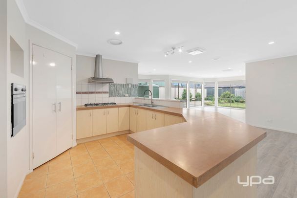 LARGE FAMILY HOME IN A CONVENIENT LOCATION! - Photo 1