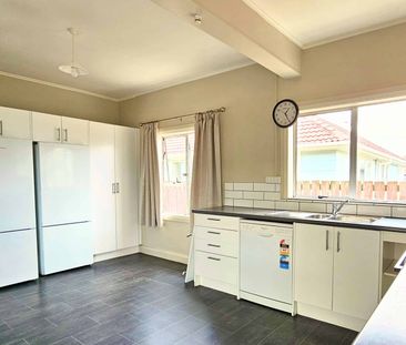 Spacious Home - Photo 2