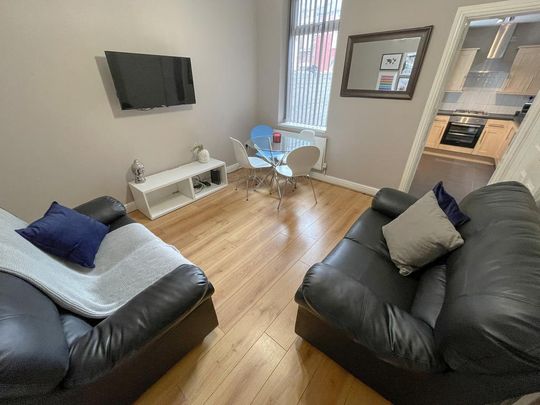 4 bedroom terraced house to rent - Photo 1