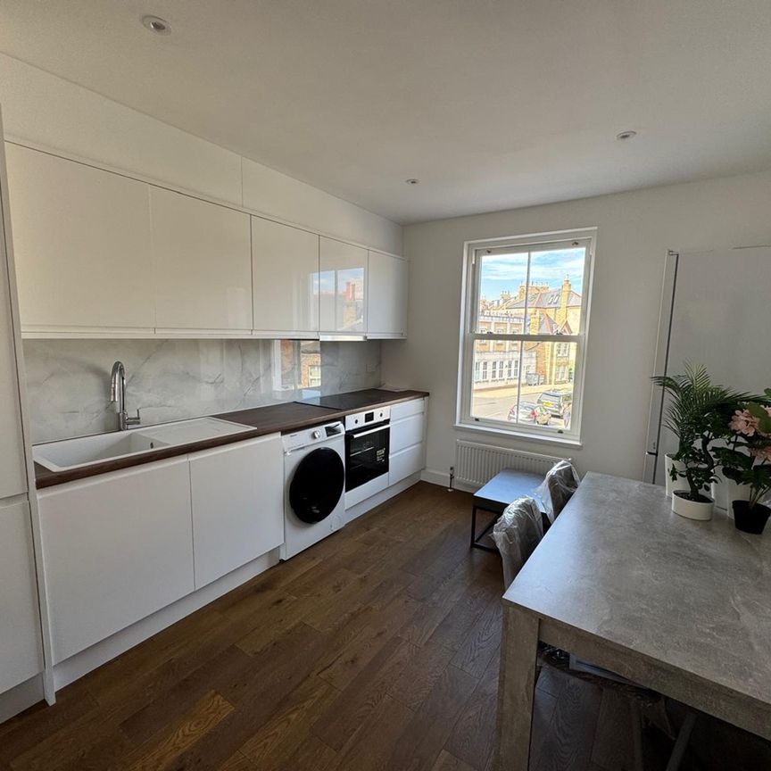 Studio Flat, Old Town, SW4 - Photo 1