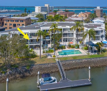 Beautifully Renovated Apartment On The Water! - Photo 6