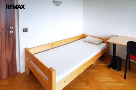 Pronájem prostorného 3+1 s neprůchozími pokoji a balkonem - Photo 5