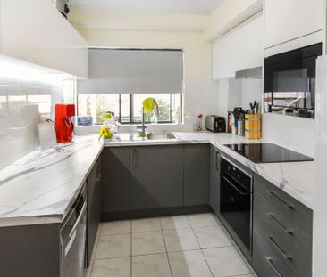 Spacious 3-Bedroom Townhouse - Photo 4