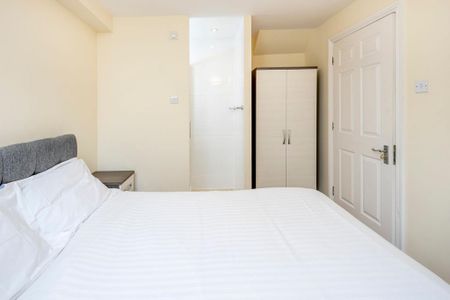 1 bedroom in a flat share to rent - Photo 3