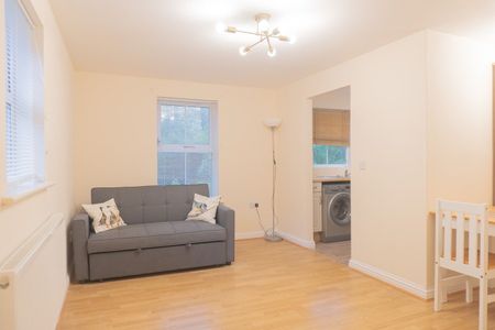 2 Bed Flat, Craven Street, SO14 - Photo 2