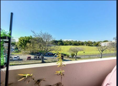 “Incredible Value! Centrally located, top floor, North-East corner apartment!” - Photo 4