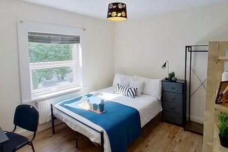 3 bedroom flat to rent - Photo 2