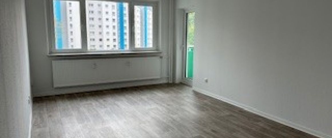 frisch sanierte 3,5-Zi-Wohnung in der Helsinkistr. 96 in Kiel zu vermieten! Otto Stöben GmbH - Foto 1