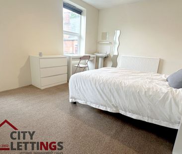 4 Bedroom Mid Terraced House - Photo 2