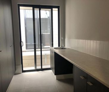 IMPRESSIVE FAMILY LIVING WITH SPACE, STYLE & EXCEPTIONAL ENTERTAINING - Photo 4