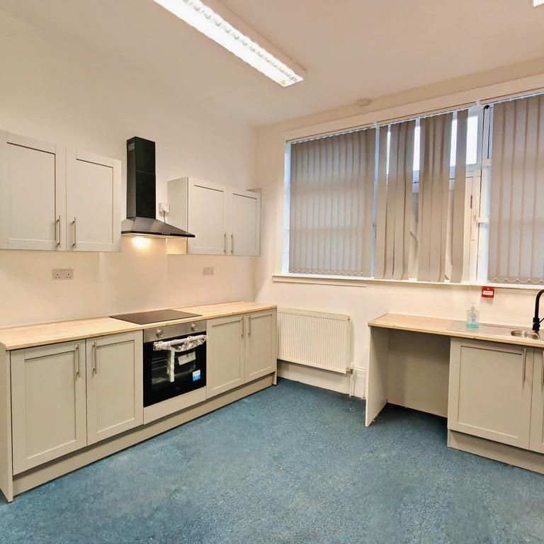 4 bedroom house of multiple occupation to rent - Photo 1