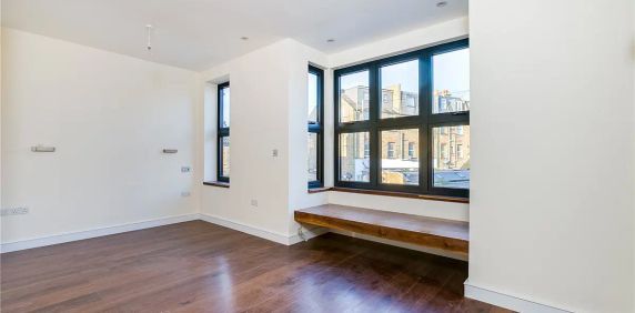 4 bedroom house in London - Photo 2