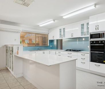 Comfortable Family Living with Plenty of Space - Photo 3