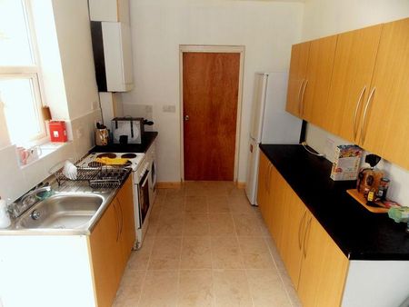 4 bedroom semi-detached house to rent - Photo 4