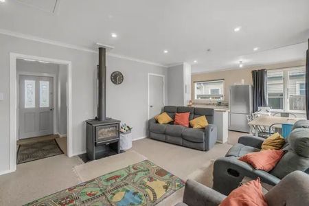 1 Room in a 3 bedroom house in Naenae - Photo 4