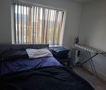 1 bedroom in a house share to rent - Photo 2