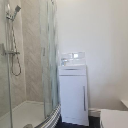 1 bedroom in a house share to rent - Photo 4