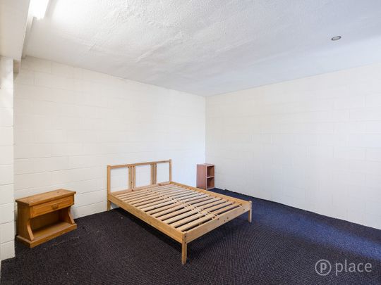 Spacious One Bedroom Apartment in Prime Location, Water Included - Photo 1