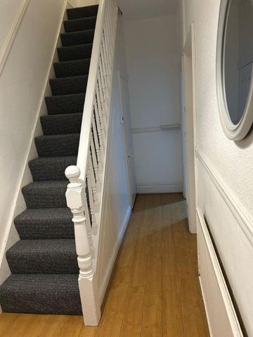 3 bedroom flat to rent - Photo 3