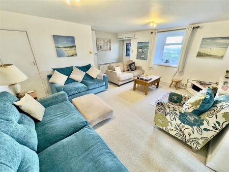 3 bedroom end of terrace house to rent - Photo 2