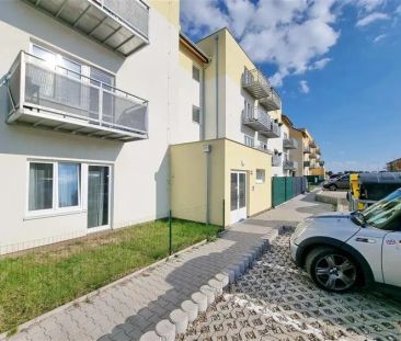 Byt 1+kk v novostavbě se soukromou předzahrádkou, komorou a parkova... - Фото 6