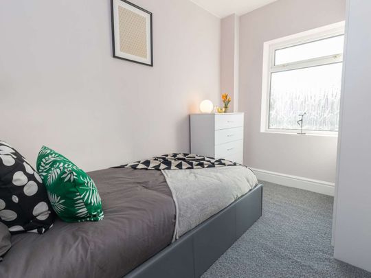 🏡 Home from Hospital: Stylish House Share Steps from George Eliot! - Photo 1