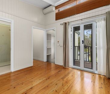 Spacious Family Home with Swimming Pool - Photo 4