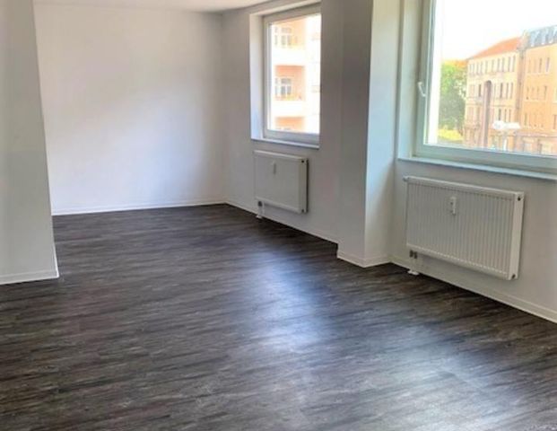 Wohnen in Stadtfeld, große helle 3-Raum Wohnung mit Abstellraum und Einbauküche zum Wohlfühlen. - Photo 1