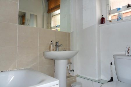 3 bedroom flat to rent - Photo 2